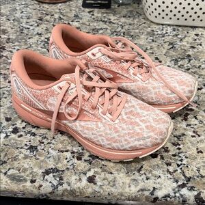 Brooks Ghost 4 Women's Athletic Shoes in Light Pink
